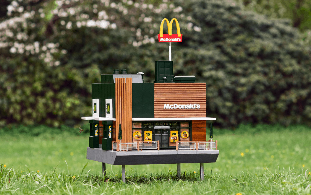 De kleinste McDonald’s ter wereld is geopend – maar is enkel toegankelijk voor bijen